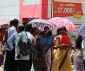 யாழில் வங்கி வேலை வாய்ப்புக்காக வெயிலில் தவம் கிடக்கும் பட்டதாரிகள்