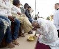 மும்மத அகதிகளின் கால்களைக் கழுவி முத்தமிட்டார் போப்!