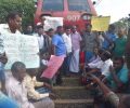 வவுனியாவில் ரயிலினை மறித்து மக்கள் போராட்டம் : பொலிஸார் குவிப்பு