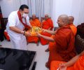 பிரதமராக பதவியேற்ற பின்னர் சங்கத்தினரின் ஆசீர்வாதத்தை பெற்றுக் கொண்டார் மஹிந்த ராஜபக்ச